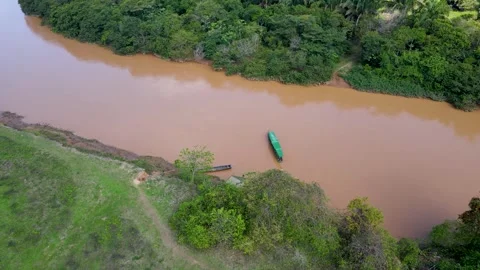 Green boat navigating brown river in Casanare Video stock 330516918