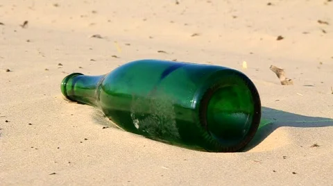 Green bottle Vídeos de archivo 738044