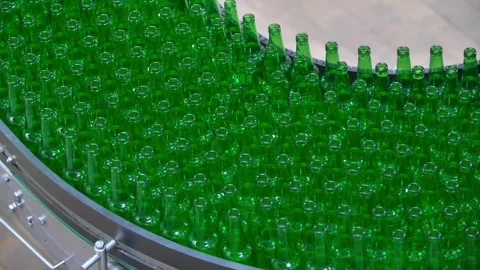 Green bottles without labels go along the conveyor Vídeo Stock 240926075