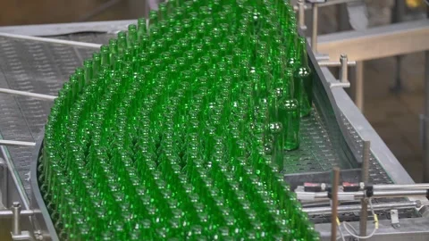 Green bottles without labels go along the conveyor Vídeo Stock 240926585