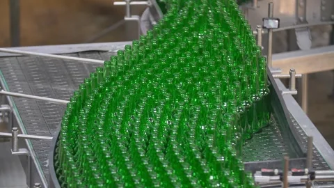 Green bottles without labels go along the conveyor Vídeo Stock 240926605