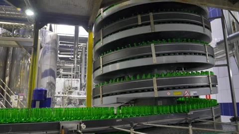Green bottles without labels go along the conveyor Vídeo Stock 240928606