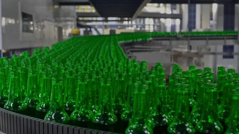 Green bottles without labels go along the conveyor Vídeo Stock 240928844