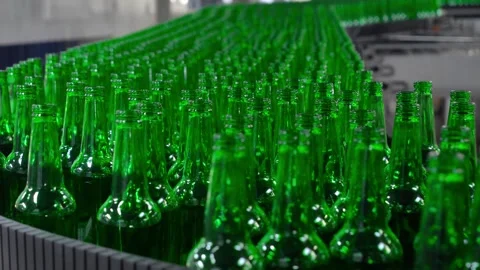 Green bottles without labels go along the conveyor Vídeo Stock 240929817