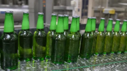 Green bottles without labels go along the conveyor Vídeo Stock 240930372