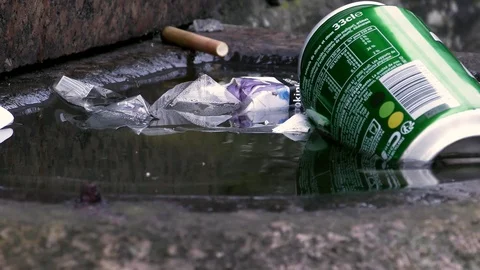 "Green" Bristol, St Philip's,  polluted old drinking-fountain Vidéo 120856495