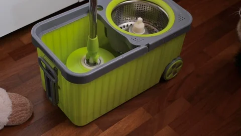 Green bucket and mop Vidéo 120128974