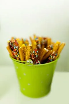 Green bucket with sweets Foto stock