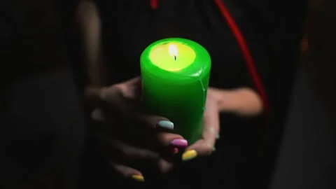 Green burning candle in the hands of a witch Vidéo 141519349