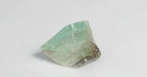 Green calcite on a white background. A common mineral. Ornamental stone. Stockbeeldmateriaal 163508007