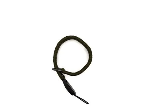 Green camera strap in the form of a rope on a white background. copy space, t Foto stock