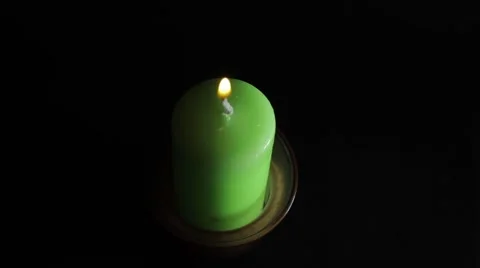 A green candle on a black background Vidéo 53767593
