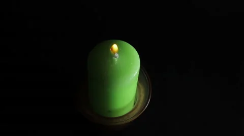 A green candle on a black background Vidéo 55242204