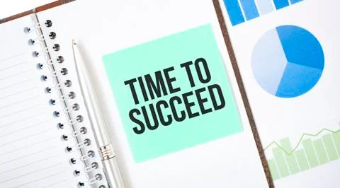 Green card on the white notepad. Text Time to succeed. Business concept Stock Photos