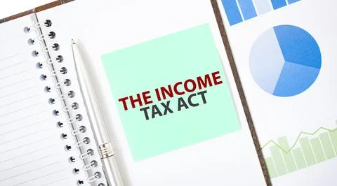 Green card on the white notepad. Text THE INCOME TAX ACT. Business concept Foto stock