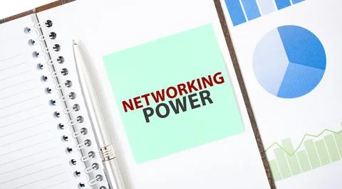 Green card on the white notepad. Text NETWORKING POWER. Business concept Stockfoto's