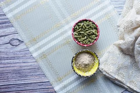 Green cardamom in two forms. whole pods and ground powder. Stock Photos