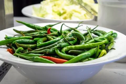 Green Cayenne Pepper Close-Up 库存照片