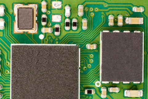 A green circuit and a microprocessor connected to a memory. Foto stock