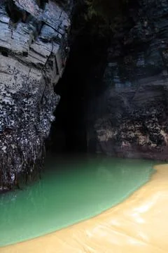 Green cliff pool Stock-Fotos