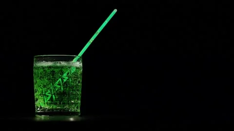 Green cocktail bubbles in goblet with straw. Video stock 169377768