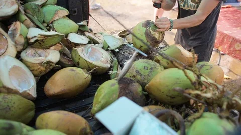 Green coconut peeling and shelling for juice on the farmers market 스톡 동영상 105248451