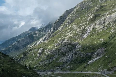 Green colors of the mountains in the Alps Foto stock