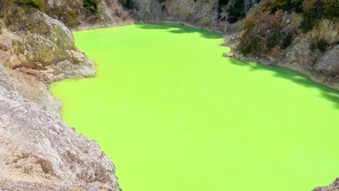 Green colour of geothermal lake Devil's Bath. Wai-O-Tapu 스톡 동영상 78691661