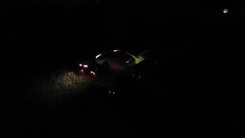 Green combine chopping corn silage in Ukraine at night Vidéo 298036269
