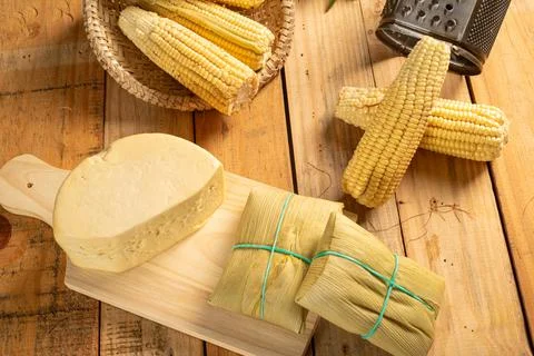 Green corn and pamonha, cobs of green corn, cheese and pamonha and accessor.. Foto stock