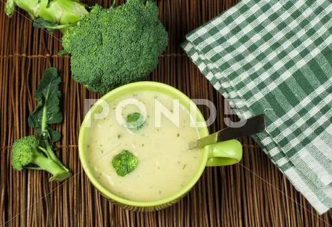 Green cream broccoli soup Stock Photos