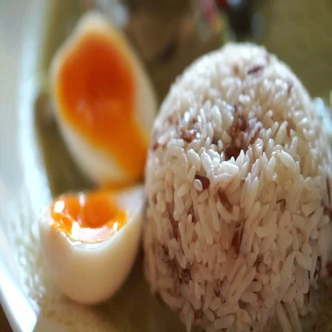 Green curry over rice with half boiled egg, local style Thai street food Stock-Footage 69545904