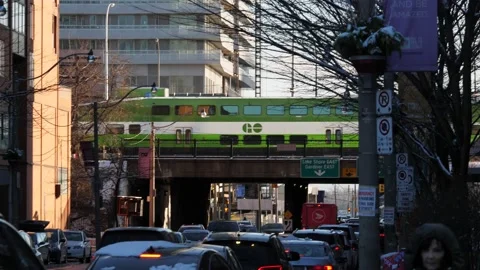 Green Double Decker Train Passes over Busy Toronto City Street Vídeo Stock 149218638