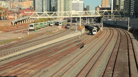Green double decker trains in Toronto, Canada 库存影片 82286130