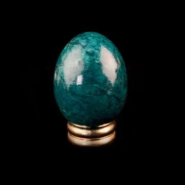 Green Easter egg with marble texture. Easter egg with marble stains. Fotos de archivo