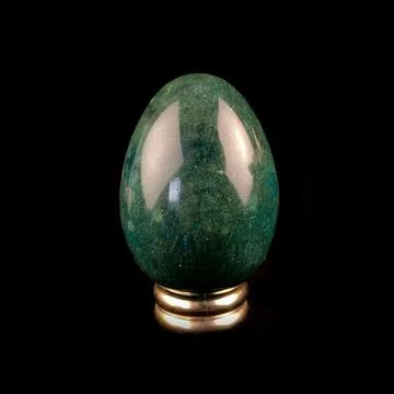 Green Easter egg with marble texture. Easter egg with marble stains. Fotos de archivo