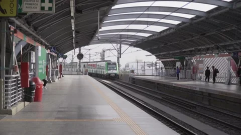 Green electric train arriving at the train station in peru Video stock 200922583