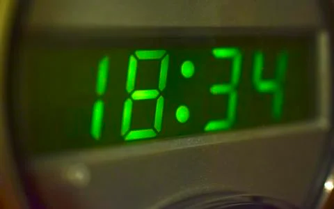 Green electronic clock with bright LED numbers Foto stock