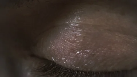 Green eye opens and shuts Vídeo Stock 98505344