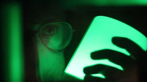 Green eye reflection on a glass window 스톡 동영상 131165577