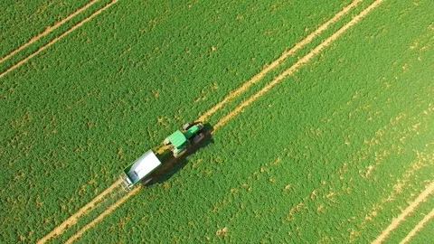 Green field with tractor. Vídeos de archivo 74197288