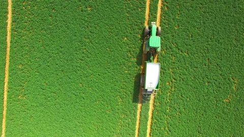 Green field with tractor. Vídeos de archivo 74198332