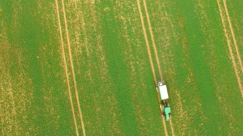 Green field with tractor. Vidéo 74201505