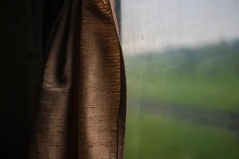 Green fields seen through the old style window in the passenger car.  Foto stock