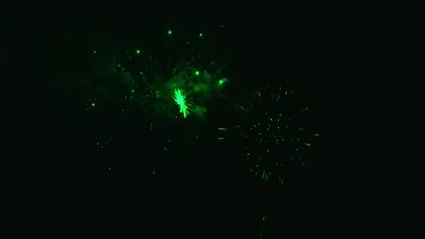 Green fireworks exploding in the night sky Video stock 343160312