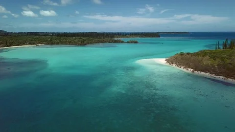 Green forest and aqua ocean. New Caledonia archipelago. Forward dolly. Vídeo Stock 129347928