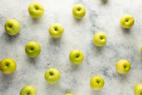 The green fresh apple patterns on a gray background Foto stock