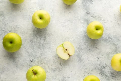 The green fresh apple patterns on a gray background Foto stock