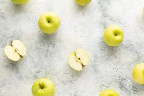 The green fresh apple patterns on a gray background Foto stock