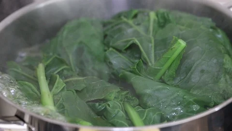 Green fresh vegetables boiling in water in iron pot Vídeo Stock 104194995